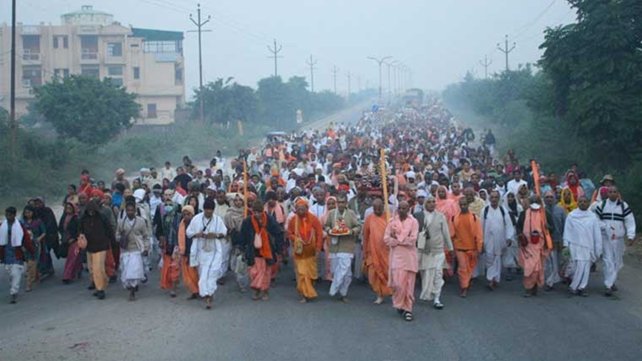 Govardhan Parikrama Route Witnesses Record-Breaking Crowd During Adhik Maas