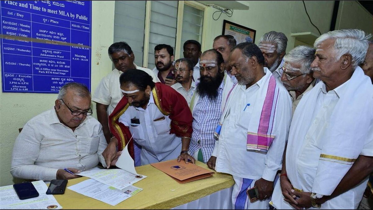 50,000 Archakas Appeal to Karnataka CM to Hand Muzrai Department to Ramalinga Reddy